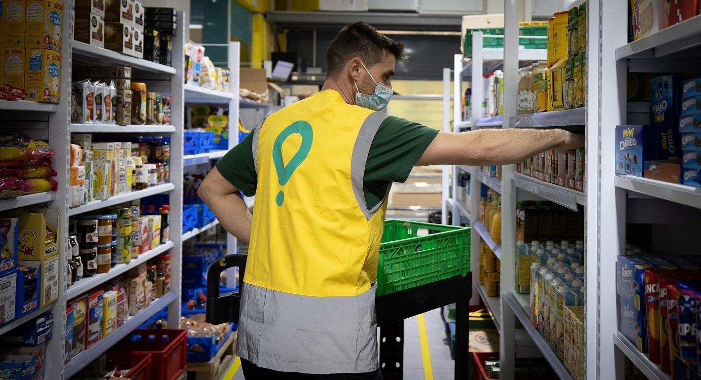 Un trabajador de Glovo Market. Europa Press