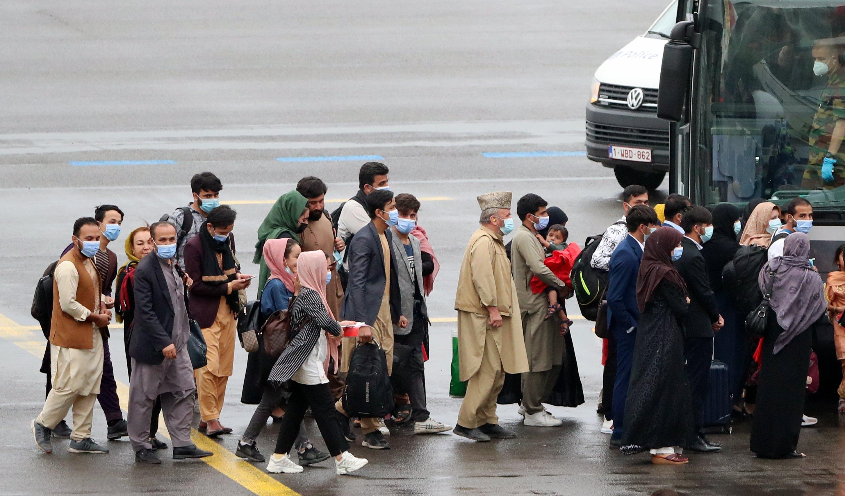 Un avión evacúa a cientos de personas de Afganistán. Fuente: Europa Press.