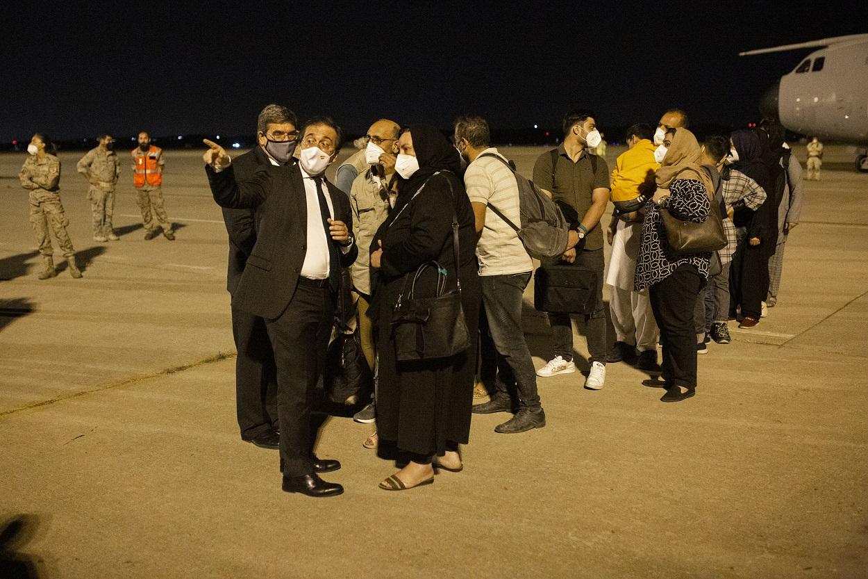 El ministro de Inclusión, Seguridad Social y Migraciones, José Luis Escrivá; y el ministro de Asuntos Exteriores, Unión Europea y Cooperación, José Manuel Albares, reciben a los pasajeros del avión A400M a su llegada a pista tras su evacuación de Kabul, a