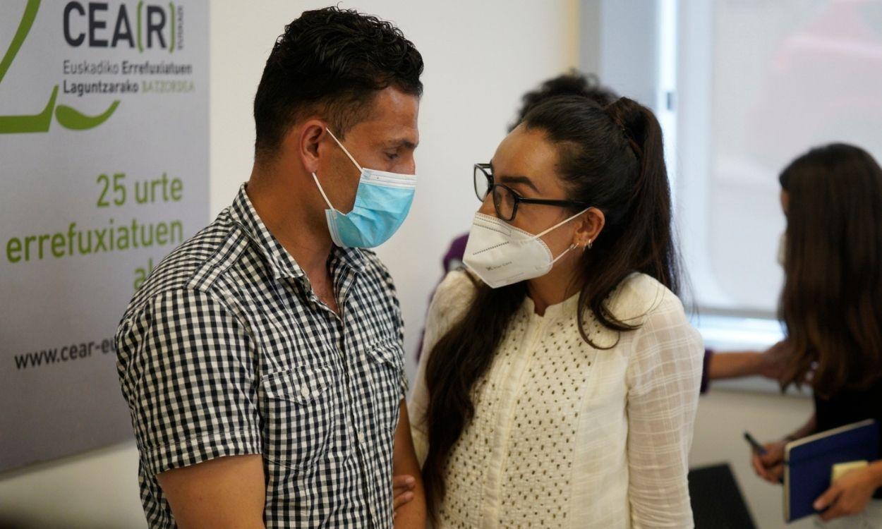 La capitana de la selección afgana de baloncesto, Nilofar Bayat y su marido Ramish, posan en una rueda de prensa después de ser acogida en la ciudad de Bilbao -  H.Bilbao  Europa Press