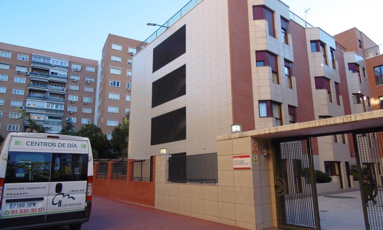 Imagen de la entrada de la residencia ‘Los Nogales’ situada en el número 12 de la calle Alcobendas (en el distrito madrileño de Hortaleza). Europa Press