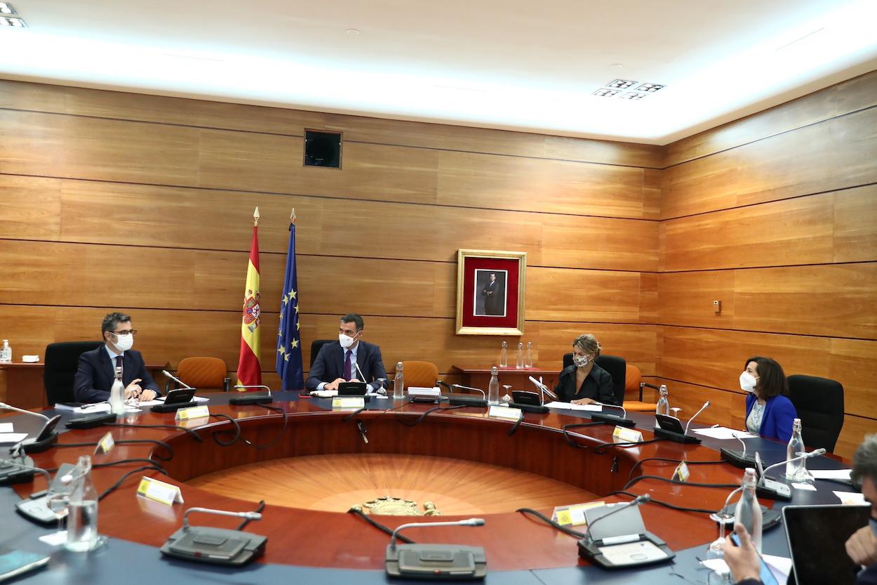 El presidente del Gobierno, Pedro Sánchez (2i), preside la reunión del Grupo de Trabajo Interministerial para abordar la situación en Afganistán