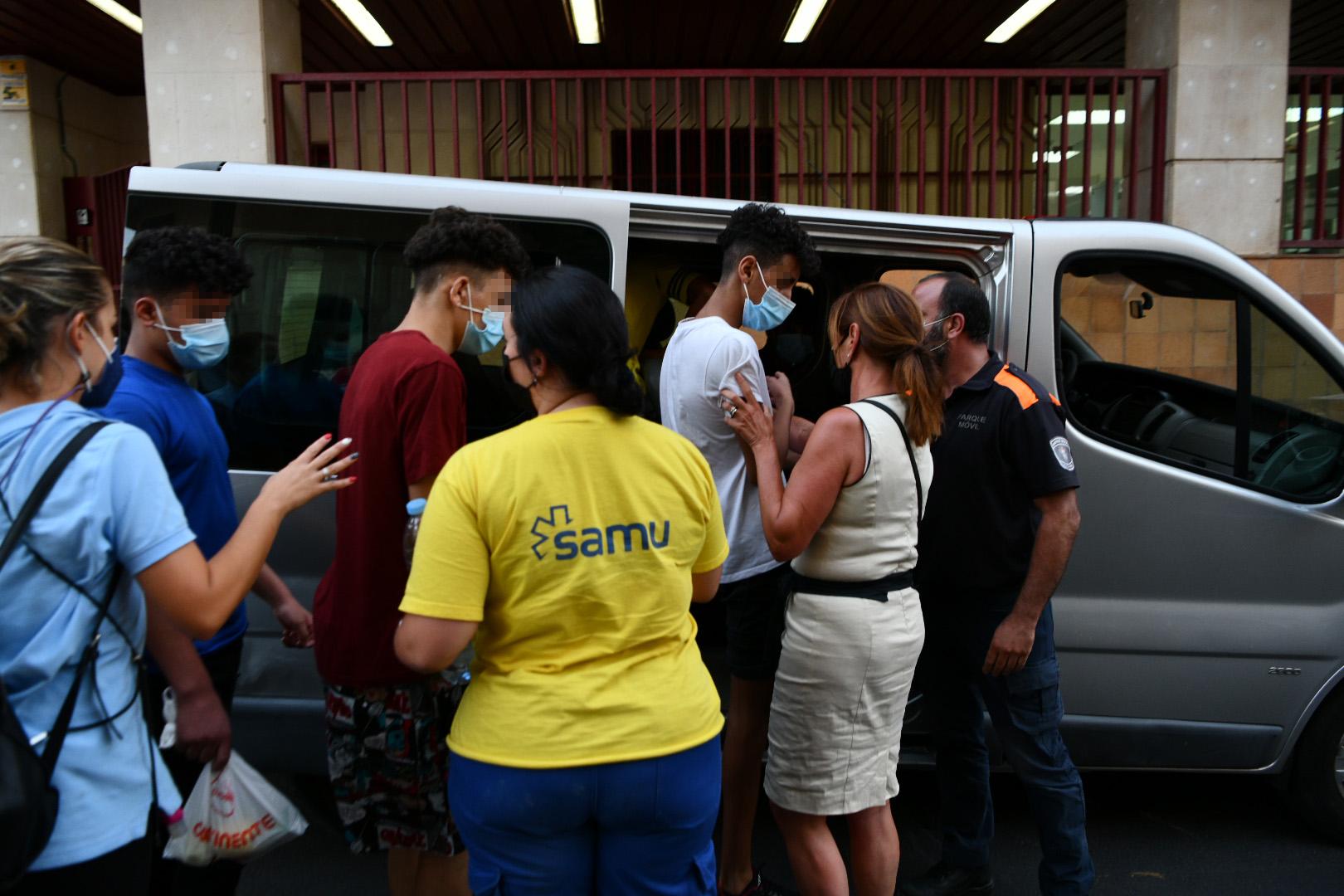 Trabajadores ayudan a tres de los menores marroquíes a las puertas del juzgado tras presentar una denuncia solicitando habeas corpus minutos antes de ser repatriados a su país de origen. Fuente: Europa Press.