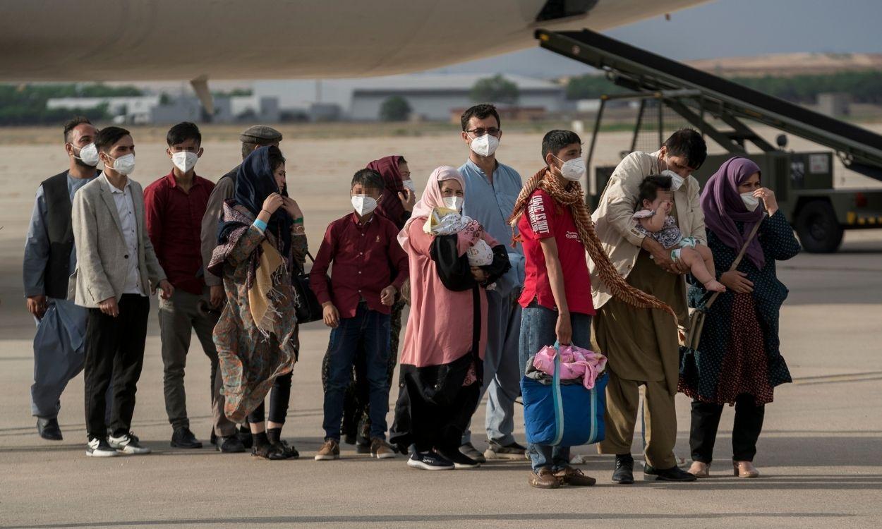 Ciudadanos afganos aterrizan en el aeropuerto militar de Torrejón de Ardoz. EP