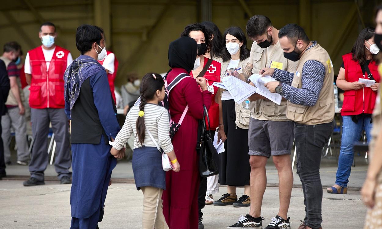 Varios refugiados afganos llegan a la base aérea de Torrejón de Ardoz en Madrid. EP