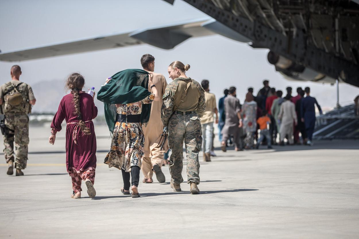 La Marina de EEUU escoltando a evacuados afganos en el aeropuerto de Kabul