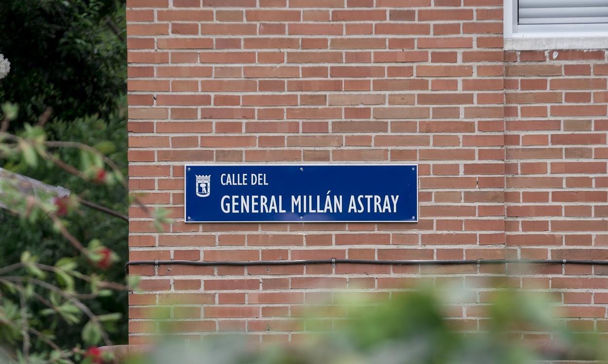 Placa de la calle General Millán Astray el día en que fue recolocada (24 de agosto de 2021). EP
