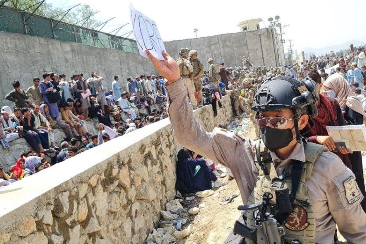 Un soldado coreano busca colaboradores de Corea del Sur para evacuar a afganos en el exterior del aeropuerto de Kabul. YNA.