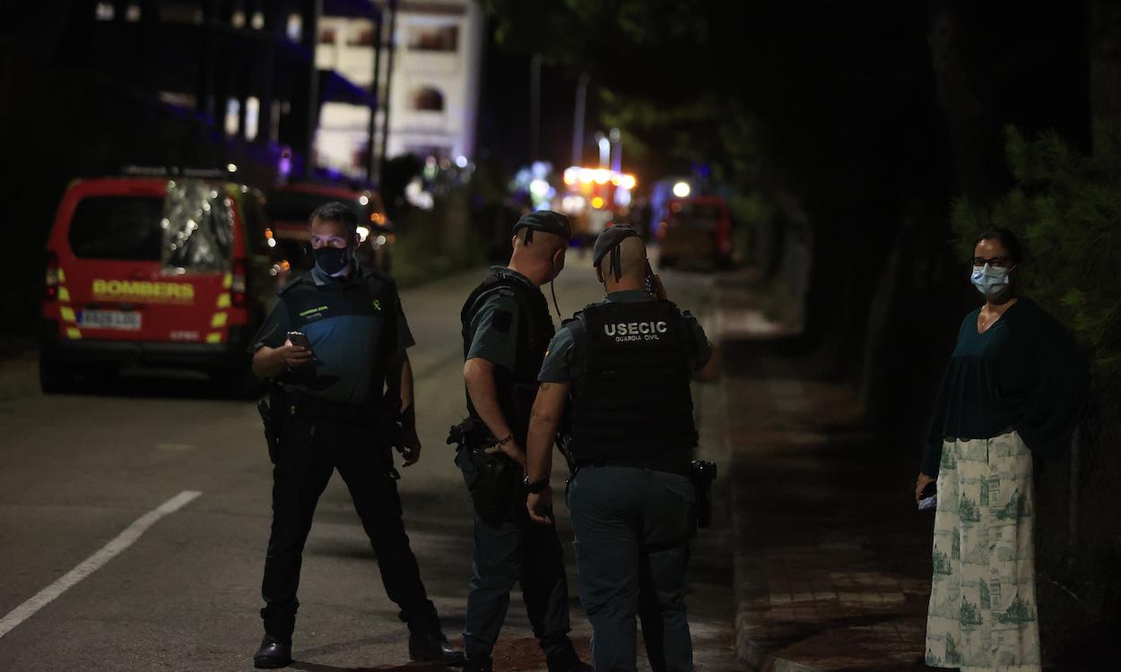 Agentes de la Guardia Civil hacen guardia cerca de los restos del edificio de tres alturas que se ha derrumbado a 25 de agosto de 2021, en Peñíscola 