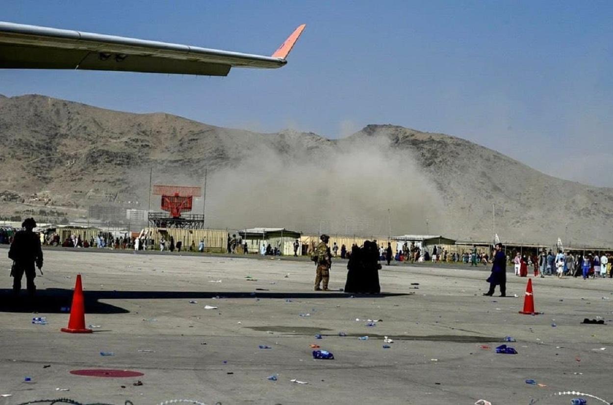 Aeropuerto de Kabul momentos después de la explosión.