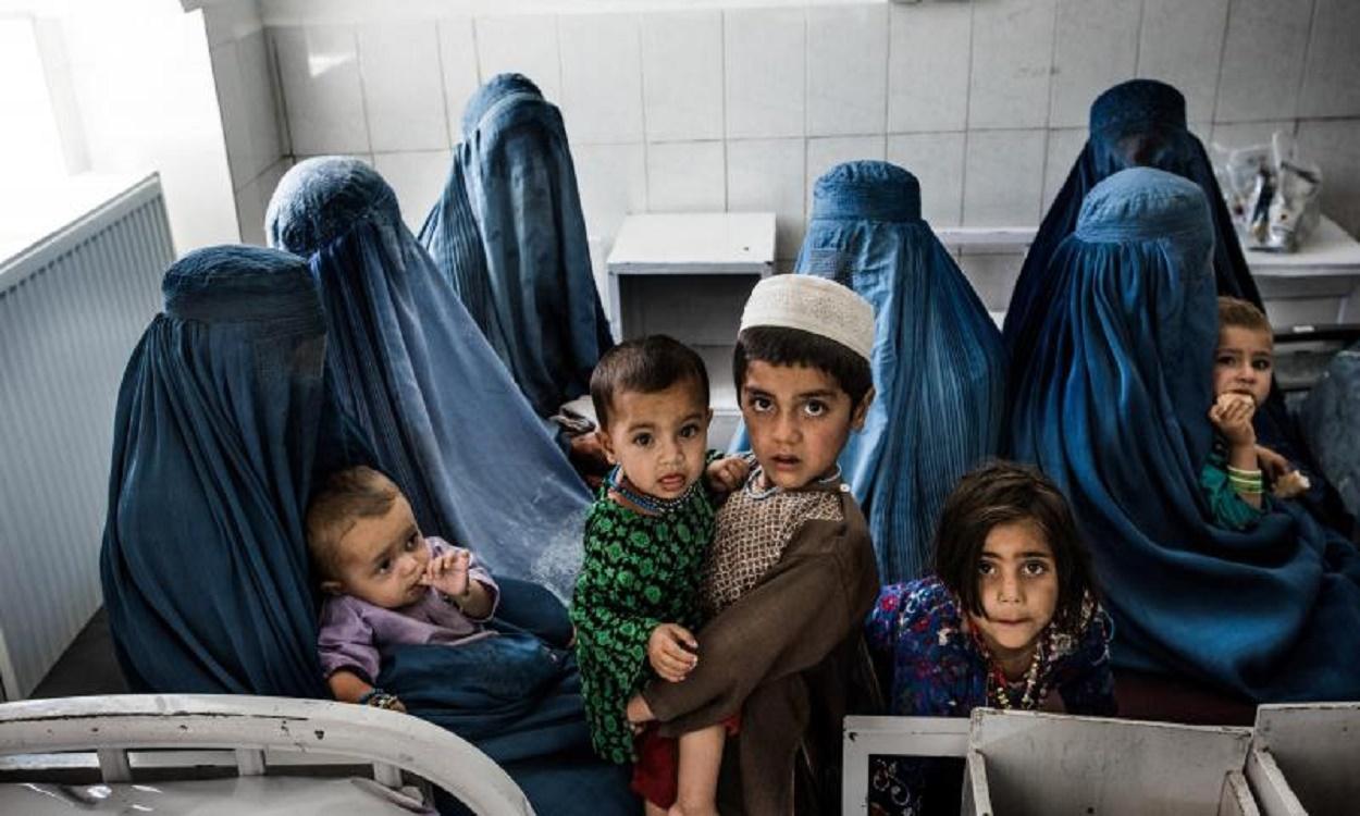 Mujeres afganas ccubiertas con un burka junto a sus hijos. EP