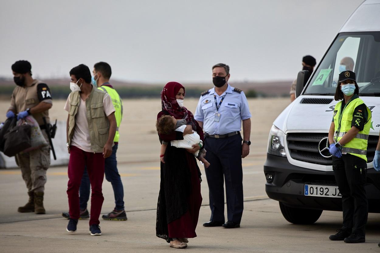 Una mujer afgana con su bebé llega a la base aérea de Torrejón de Ardoz a 24 de agosto de 2021. Jesús Hellín / Europa Press.