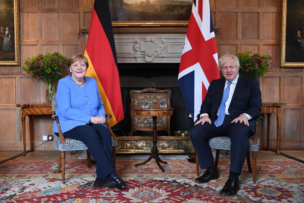El primer ministro británico, Boris Johnson, y la canciller alemana, Angela Merkel, en una imagen de archivo. Fuente: Europa Press.
