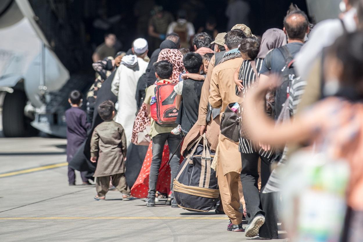 Ciudadanos afganas hacen cola para ser evacuados. Fuente: Europa Press.