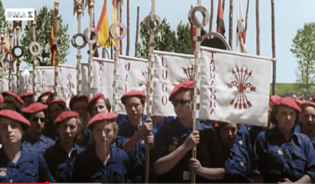 Mujeres de la Sección Femenina exhibiendo el emblema de Falange. CAPTURA DE PANTALLA DMAX