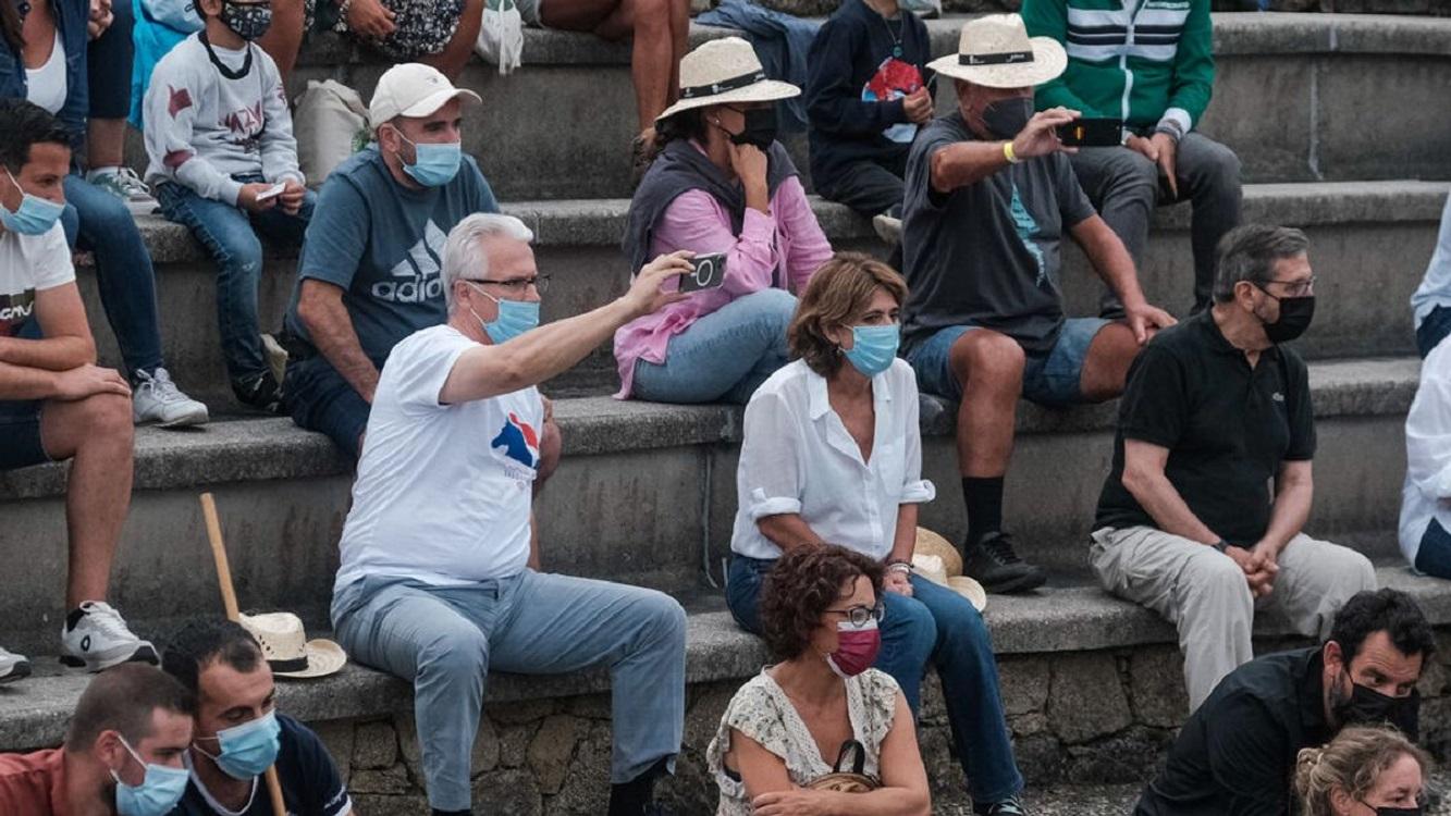 Baltasar Garzón y Dolores Delgado en la Rapa das Bestas de Sabucedo, en A Estrada (Pontevedra). Fuente: Europa Press.