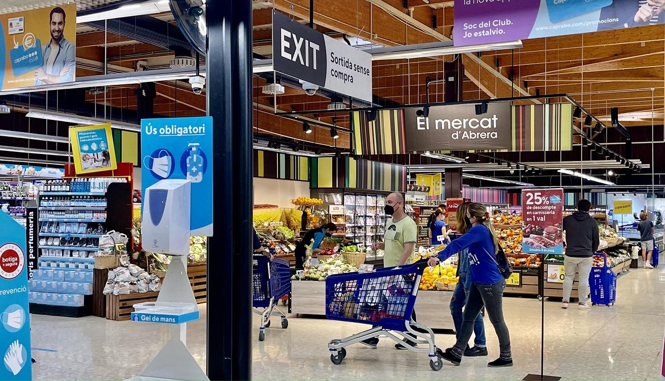 Varios clientes hacen la compra en un supermercado de Caprabo. Europa Press