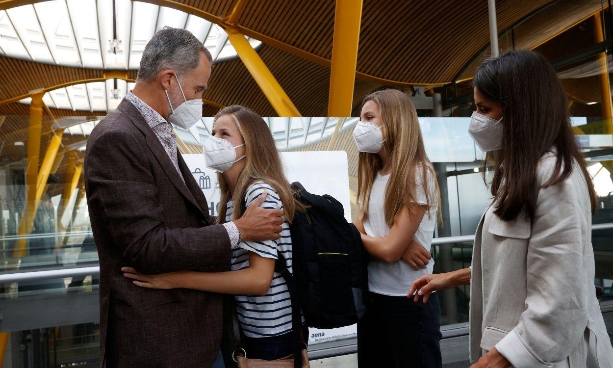 Felipe VI y Leonor se abrazan bajo la mirada de la infanta Sofía y la reina Letizia. Casa Real.