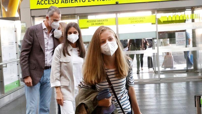 Leonor se dirige hacia el avión mientras Felipe VI abraza a la infanta Sofía. Casa Real. 