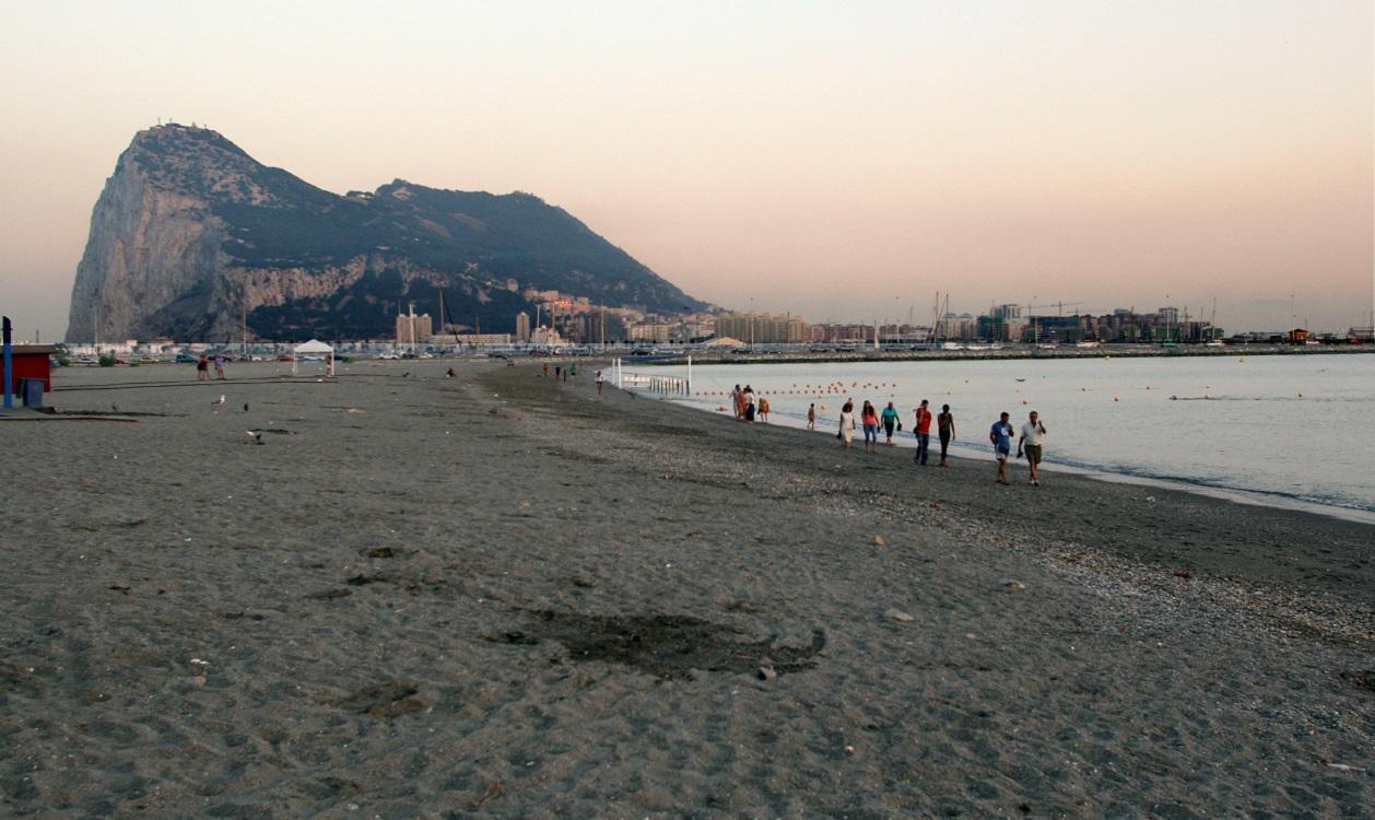 Playa española desde la que se ve el peñón de Gibraltar. EP