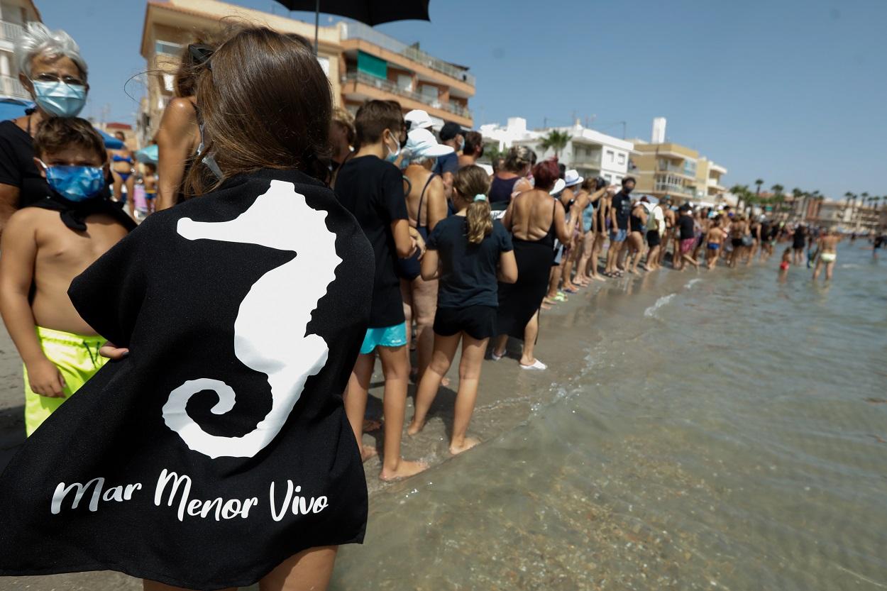 Cadena humana convocada este sábado para guardar luto al Mar Menor. Fuente: Europa Press.