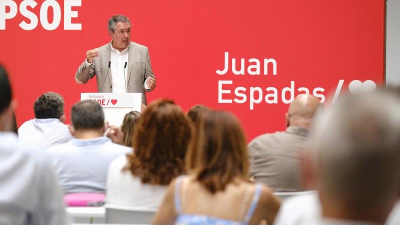 Juan Espadas dirigiéndose a los parlamentarios socialistas.