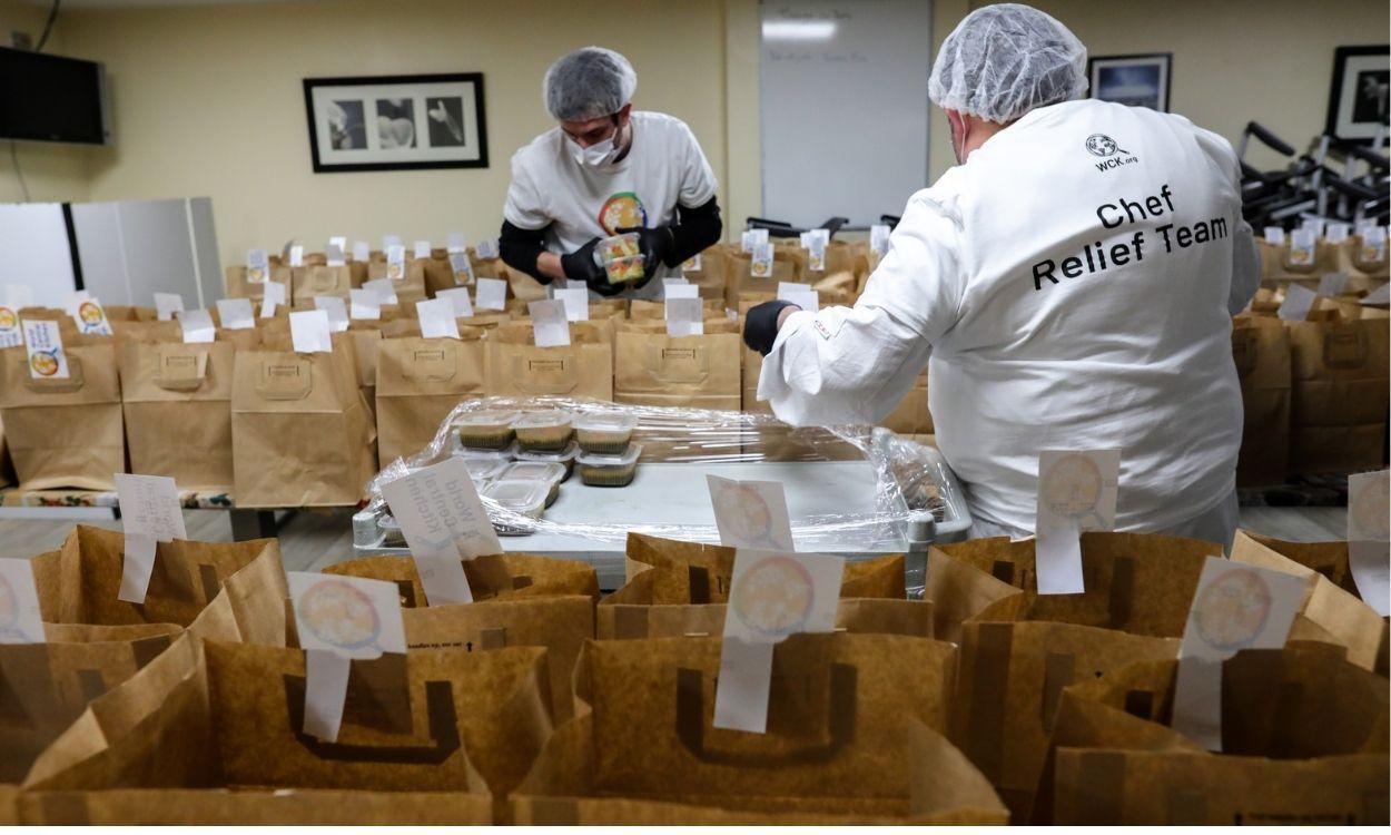 Cocineros de la ONG World Central Kitchen preparan menús para los evacuados afganos. EP