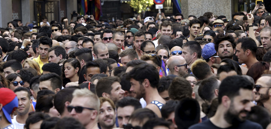 Cientos de personas se concentran en la plaza de Chueca (Madrid) para escuchar el pregón de las fiestas del Orgullo Gay, en 2015