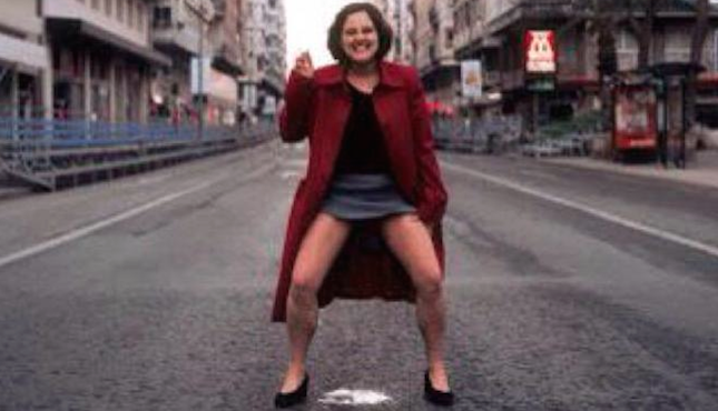 La directora de comunicación de Colau, “orgullosa” de sus fotografías orinando en la calle y simulando tener pene