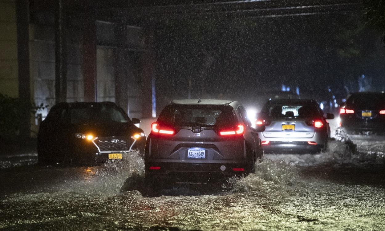 Coches en calles anegadas por el agua en Nueva York. Kostas Lymperopoulos. CSM Via ZUM