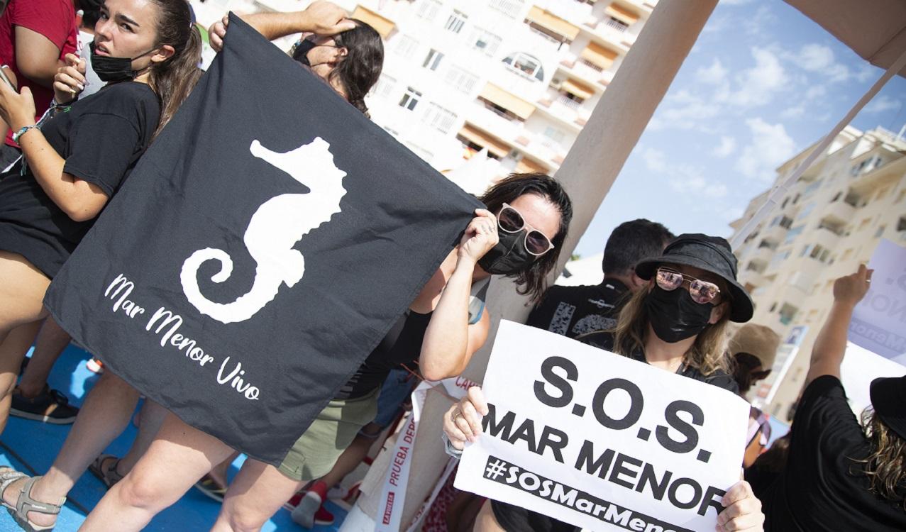 Varias personas participan en una protesta por la situación en el Mar Menor. EP