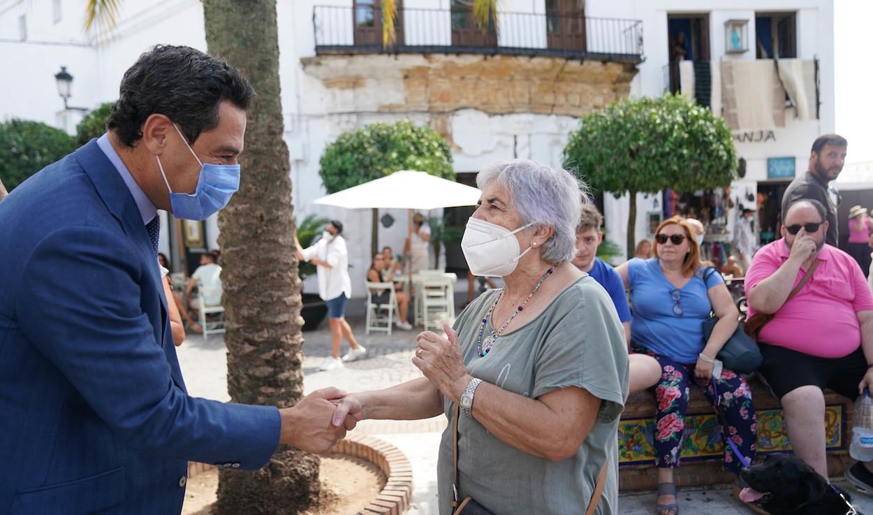 El presidente Moreno saluda a una anciana en una visita a la provincia de Cádiz. JUNTA DE ANDALUCÍA