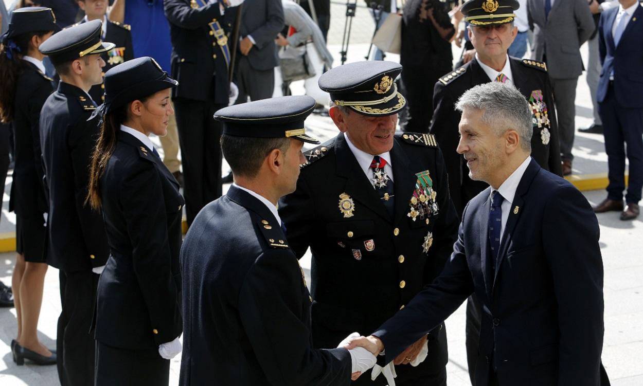 El ministro del Interior, Fernando Grande Marlaska, saluda a mandos policiales en un acto. EP archivo