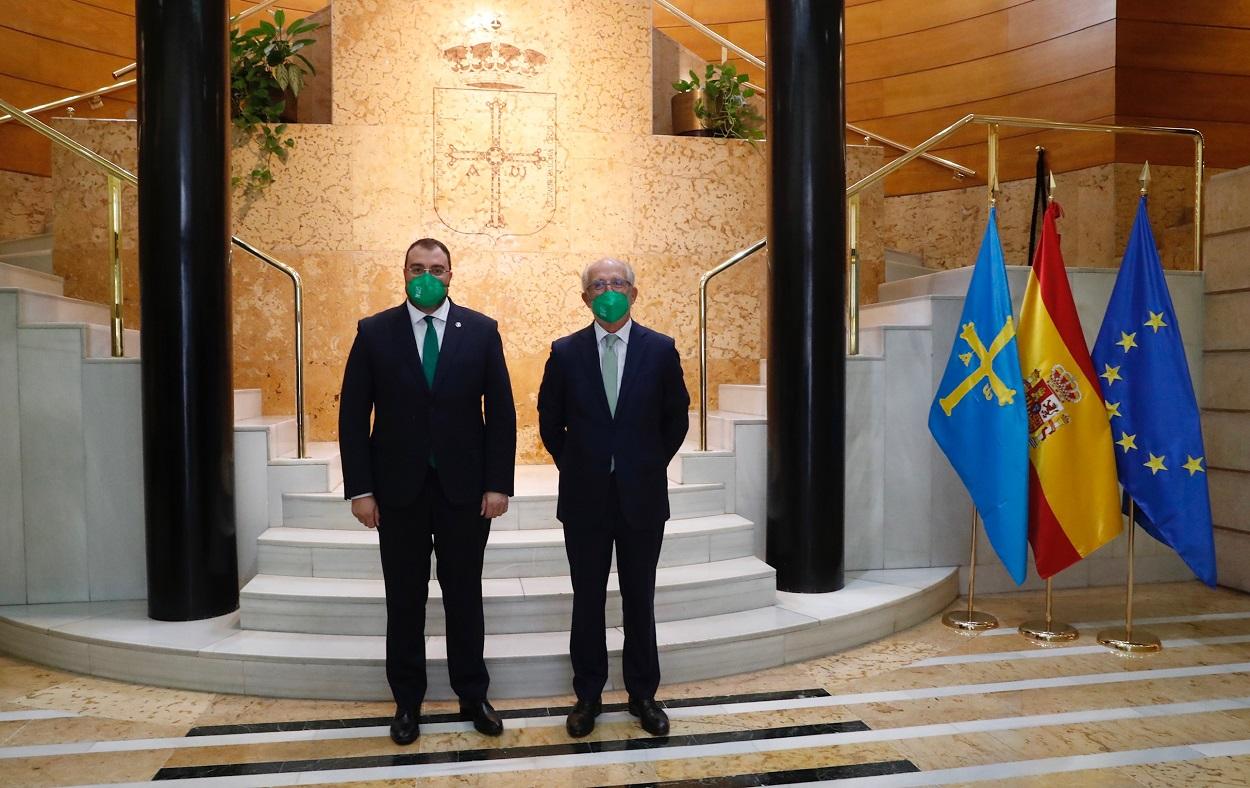 El presidente del Principado de Asturias, Adrián Barbón, y el presidente de Repsol y de su Fundación, Antonio Brufau, en su encuentro en Oviedo