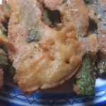 Espárragos en tempura con harina de maíz y hamburguesas