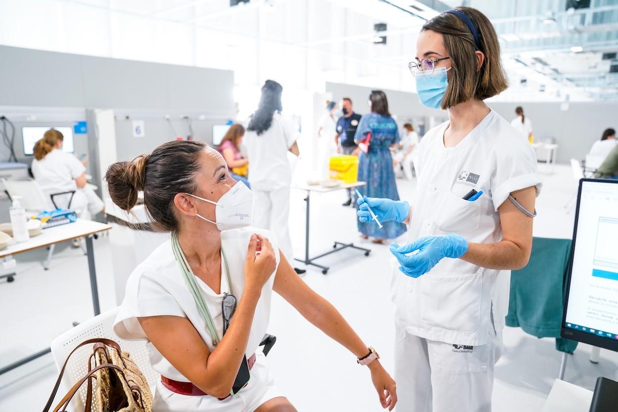 Una mujer recibe una dosis de la vacuna contra el coronavirus. EP