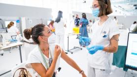 Una mujer recibe una dosis de la vacuna contra el coronavirus. EP
