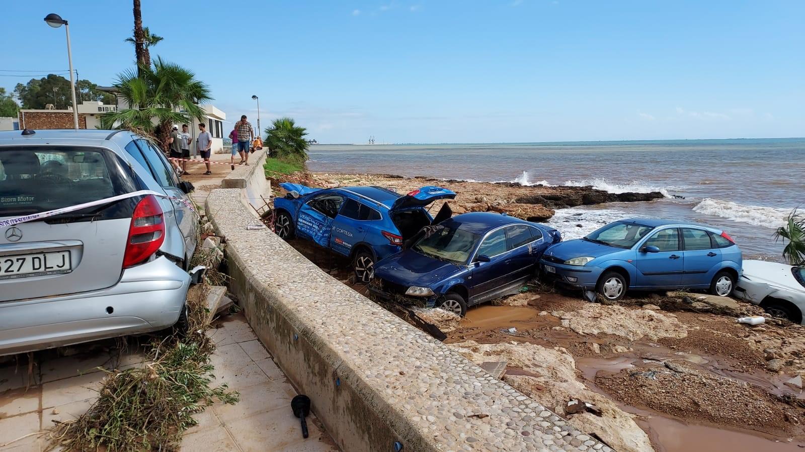 EuropaPress 3909793 vehiculosVehículos destrozados tras el paso de un temporal de lluvia en Alcanar, Tarragona, Catalunya. Europa Pressstrozados paso temporal lluvia alcanar tarragona catalunya