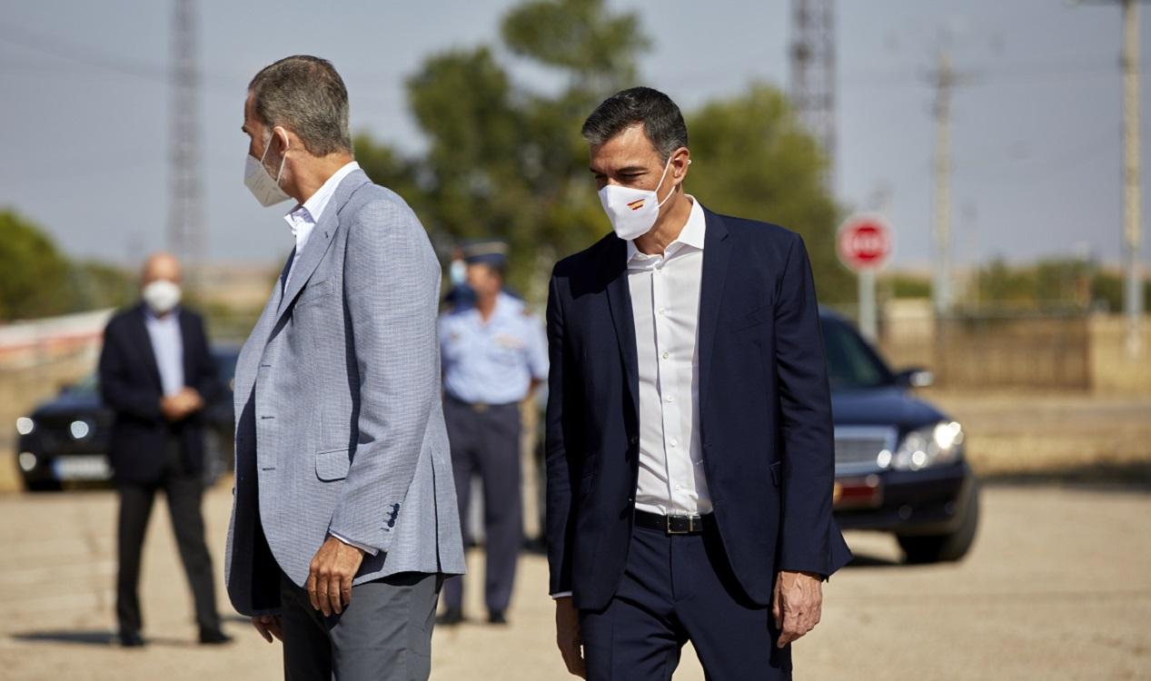 El presidente del Gobierno, Pedro Sánchez, y el Rey en la base de Torrejón, el 28 de agosto de 2021. EP