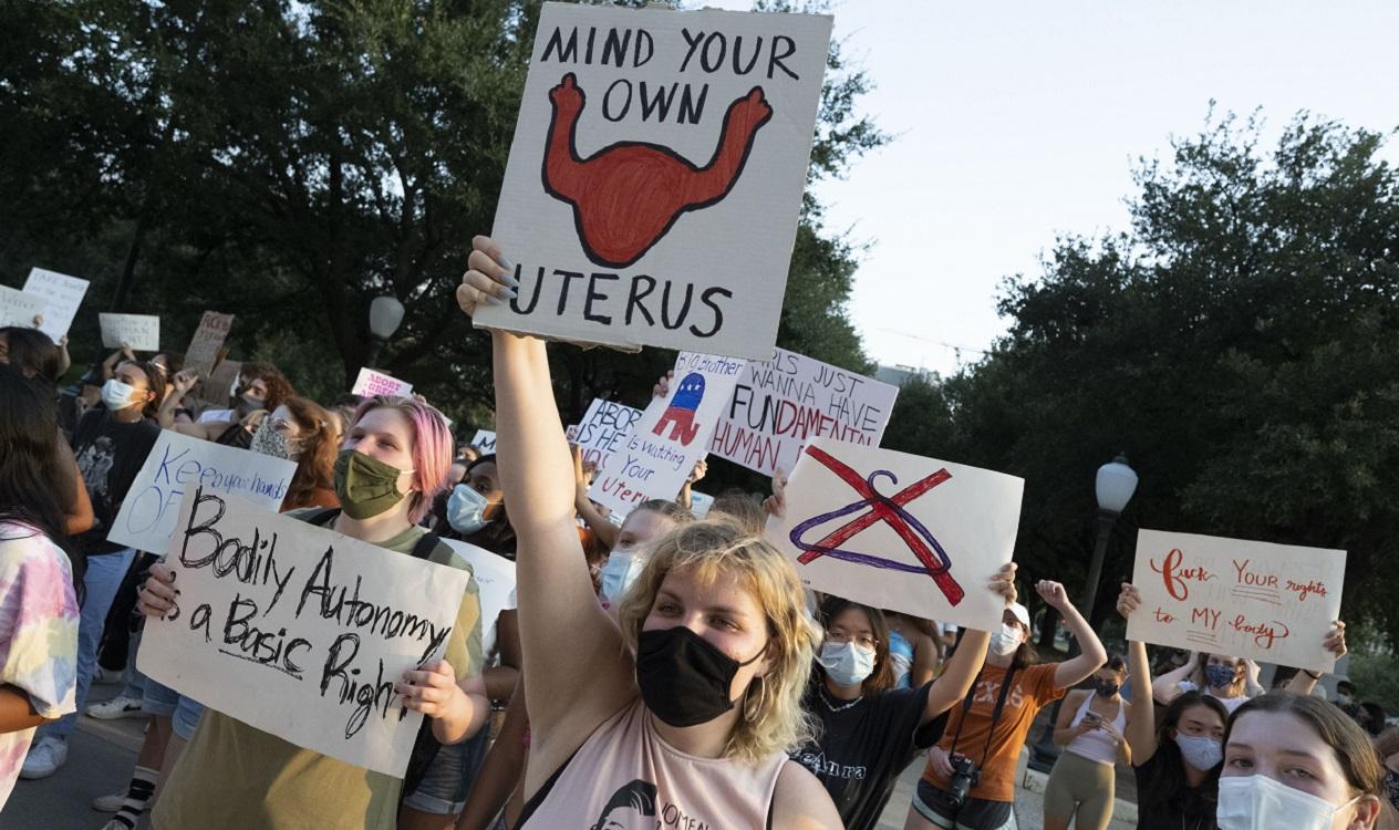 Mujeres de la Universidad de Texas participan en una manifestación en el Capitolio de Texas para protestar contra la ley del aborto más estricta de EE.UU. Bob Daemmrich. ZUMA Press