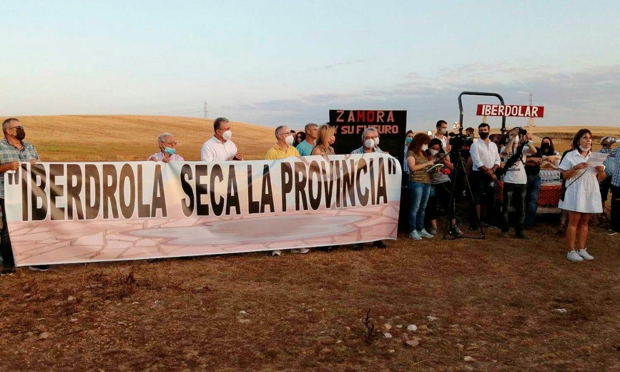 Protestas contra Iberdrola en Palacios del Pan (Zamora). Foto Fernando Sánchez Alonso