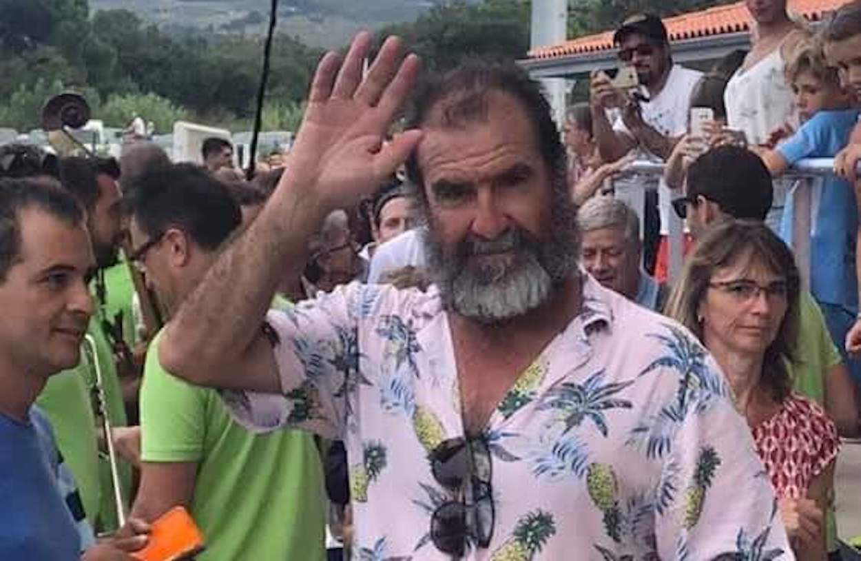 Eric Cantona rinde merecido homenaje a la memoria de sus abuelos. Twitter