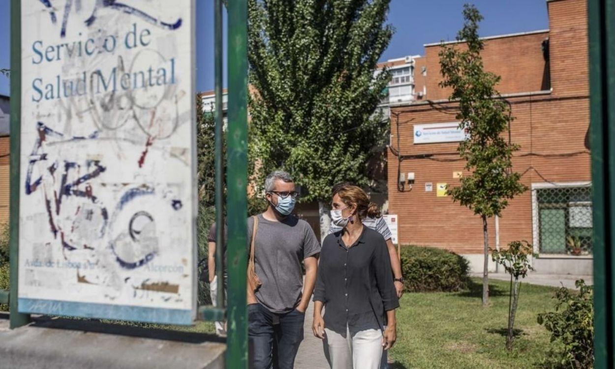 La portavoz de Más Madrid, Mónica García en su visita al Centro de Salud Mental de Alcorcón. EP