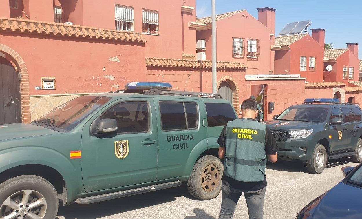 Un agente de la Guardia Civil durante una operación contra el narcotráfico en el Campo de Gibraltar. EP