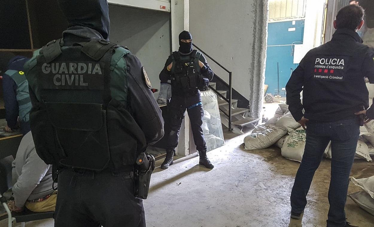 Agentes de los Mossos y de la Guardia Civil en un operativo contra el narcotráfico. EP