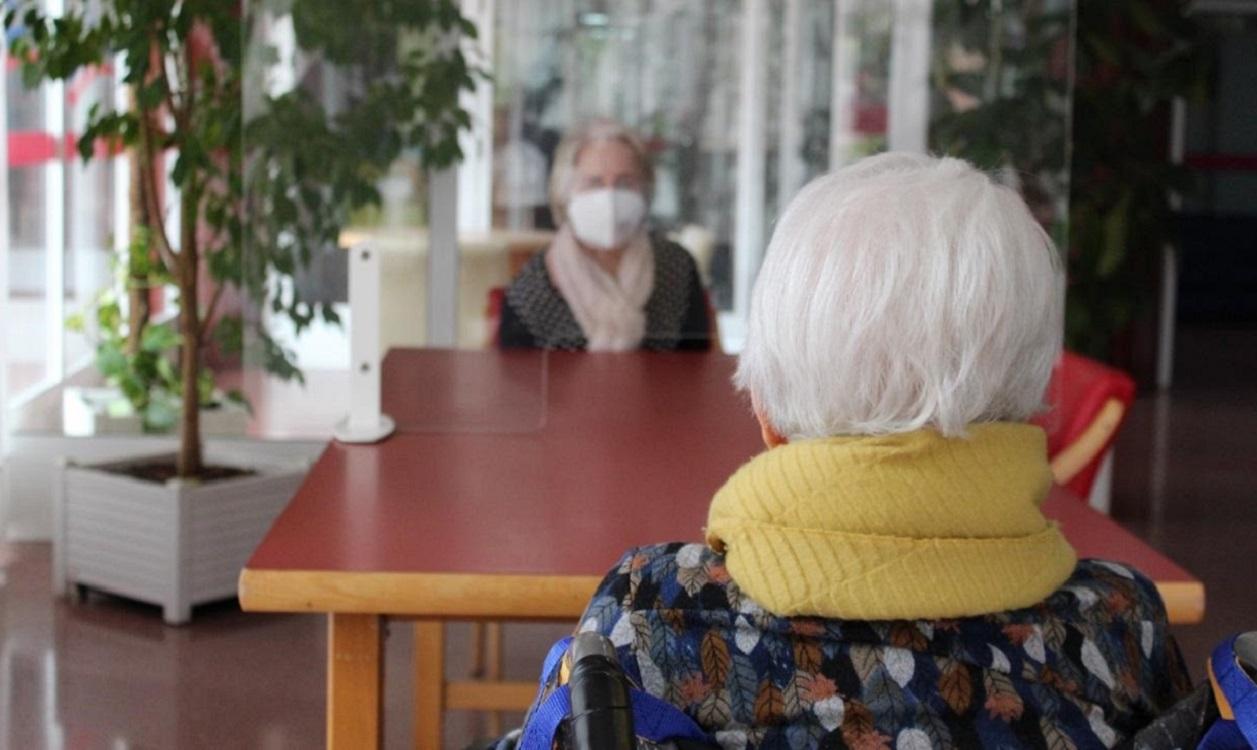 Falta un criterio único sobre la obligación de test en las residencias. En la foto, dos ancianas en una residencia. EP