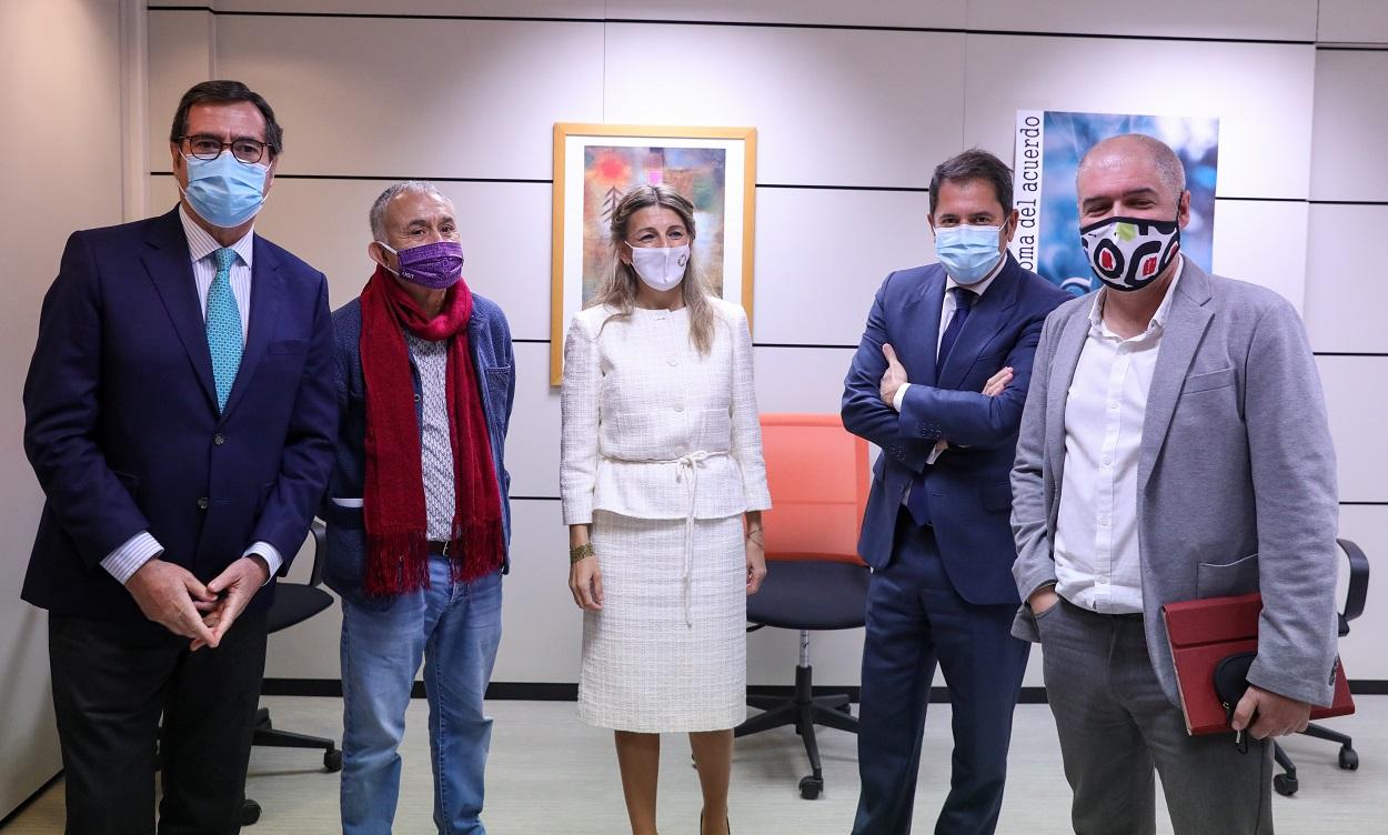 La ministra de Trabajo, Yolanda Díaz, junto a los representantes de sindicatos y patronal. Europa Press