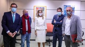 La ministra de Trabajo, Yolanda Díaz, junto a los representantes de sindicatos y patronal. Europa Press