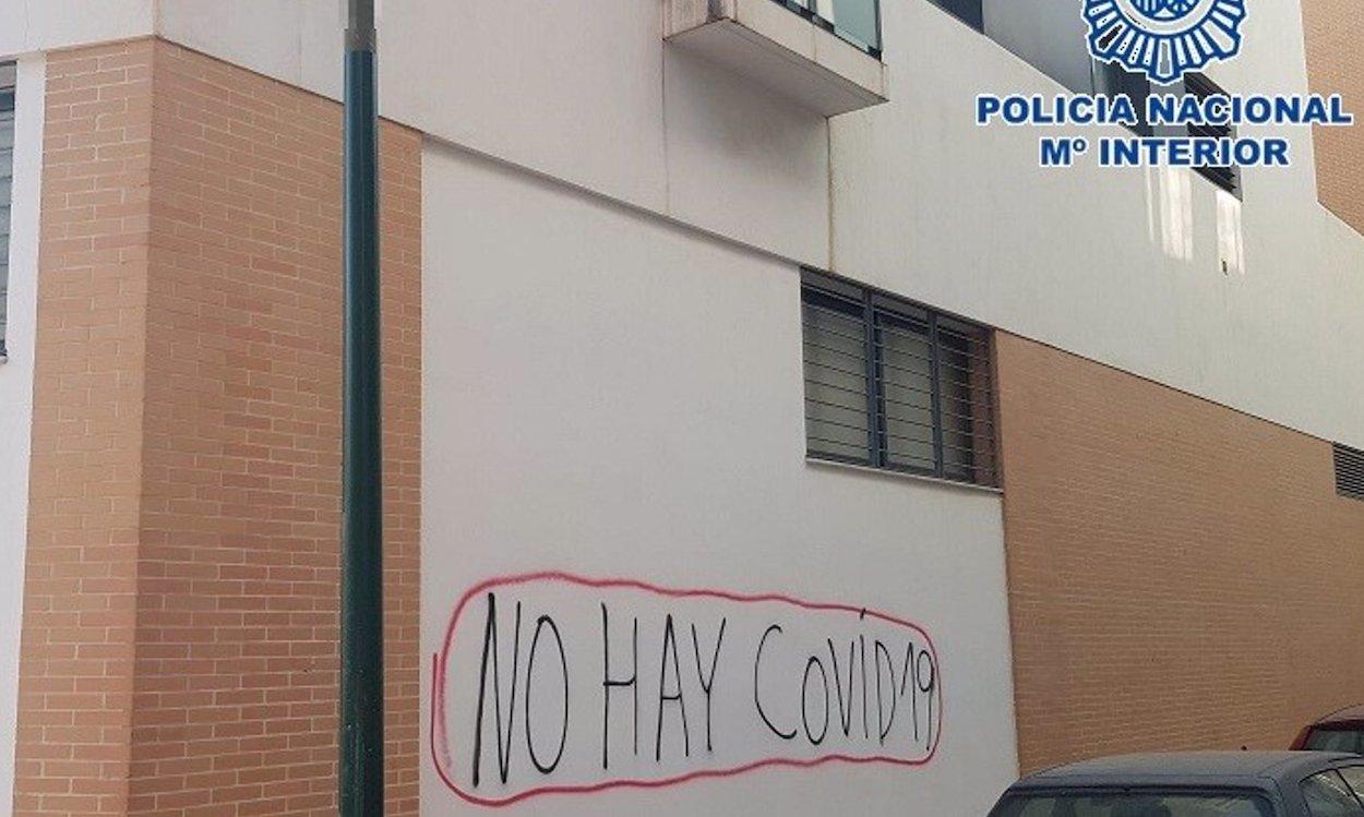 Una de las pintadas negacionistas de Málaga. CNP