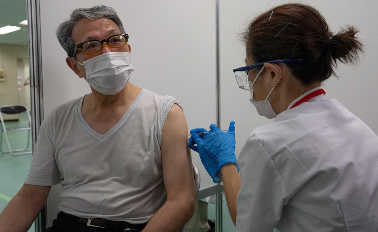 Una persona recibe la vacuna de Moderna en Tokio. Carl Court Pool . ZUMA